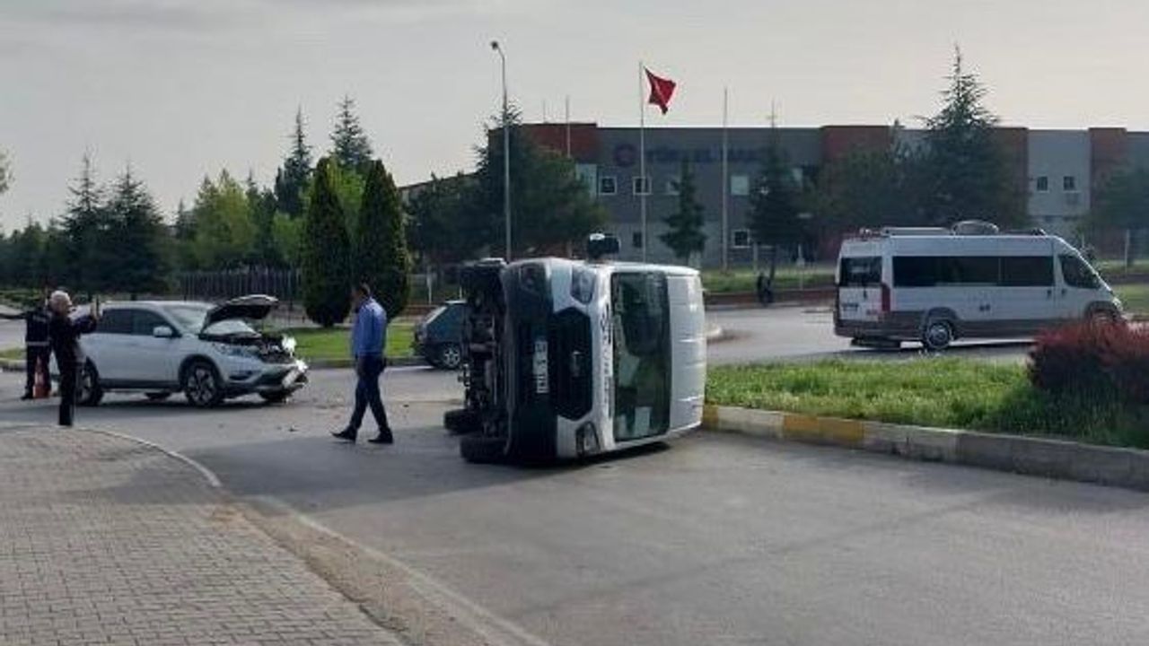 Eskişehir'de işçileri taşıyan minibüs devrildi