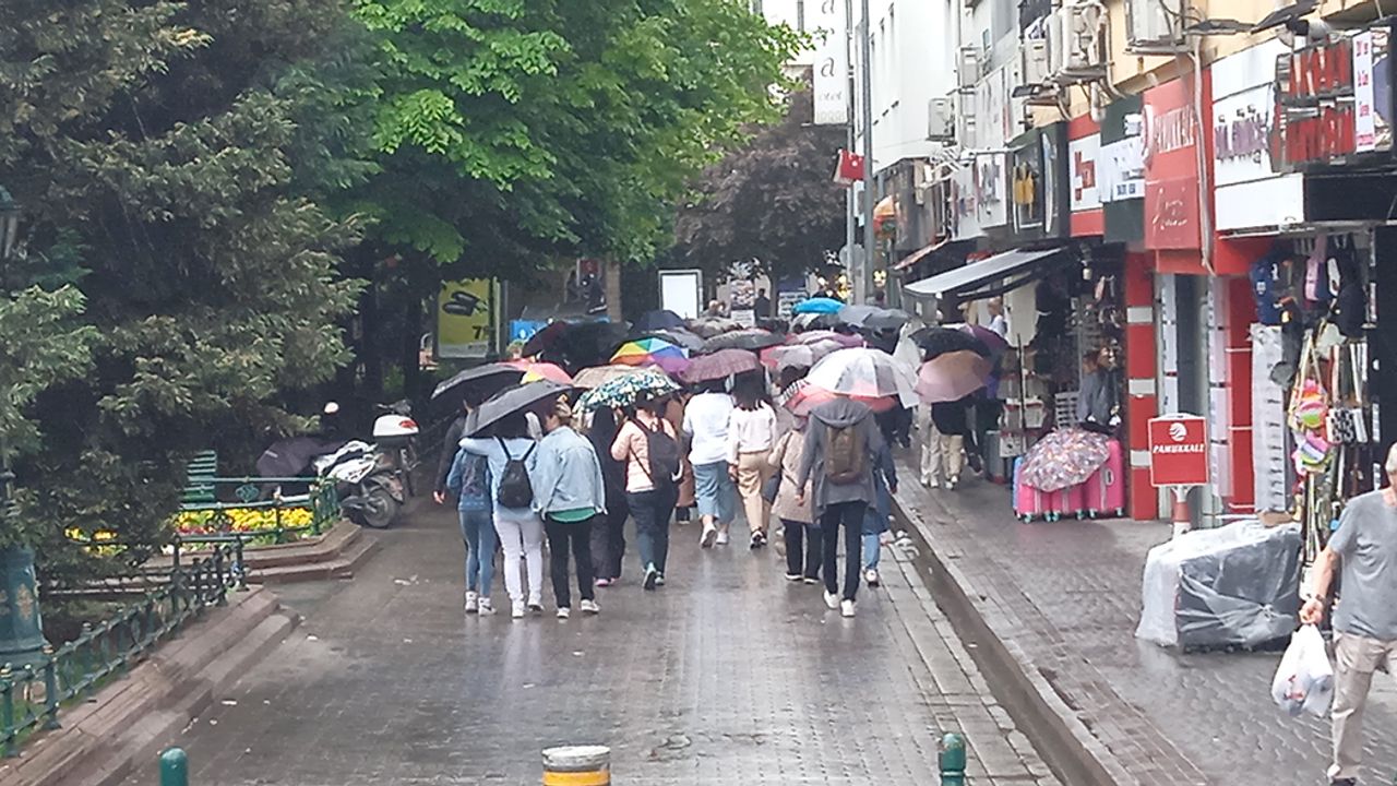 Yağmurda açılan rengarenk şemsiyeler renkli görüntü oluşturdu