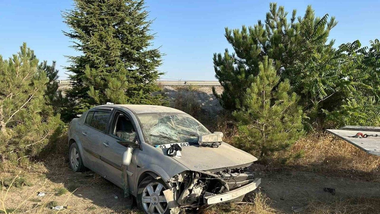 Emirdağ'da şarampole girip ağaçlara çarpan otomobilde 4 kişi yaralandı