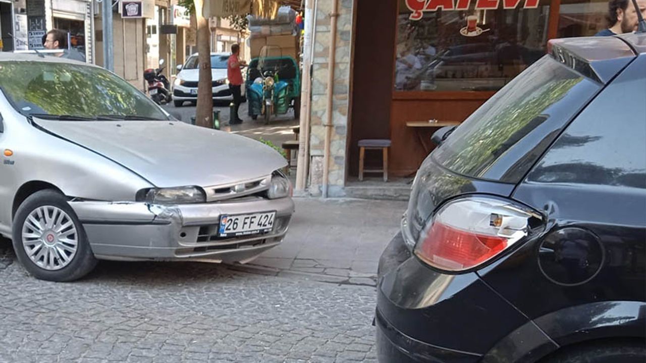 Eskişehir'de kaza! İki otomobil çarpıştı