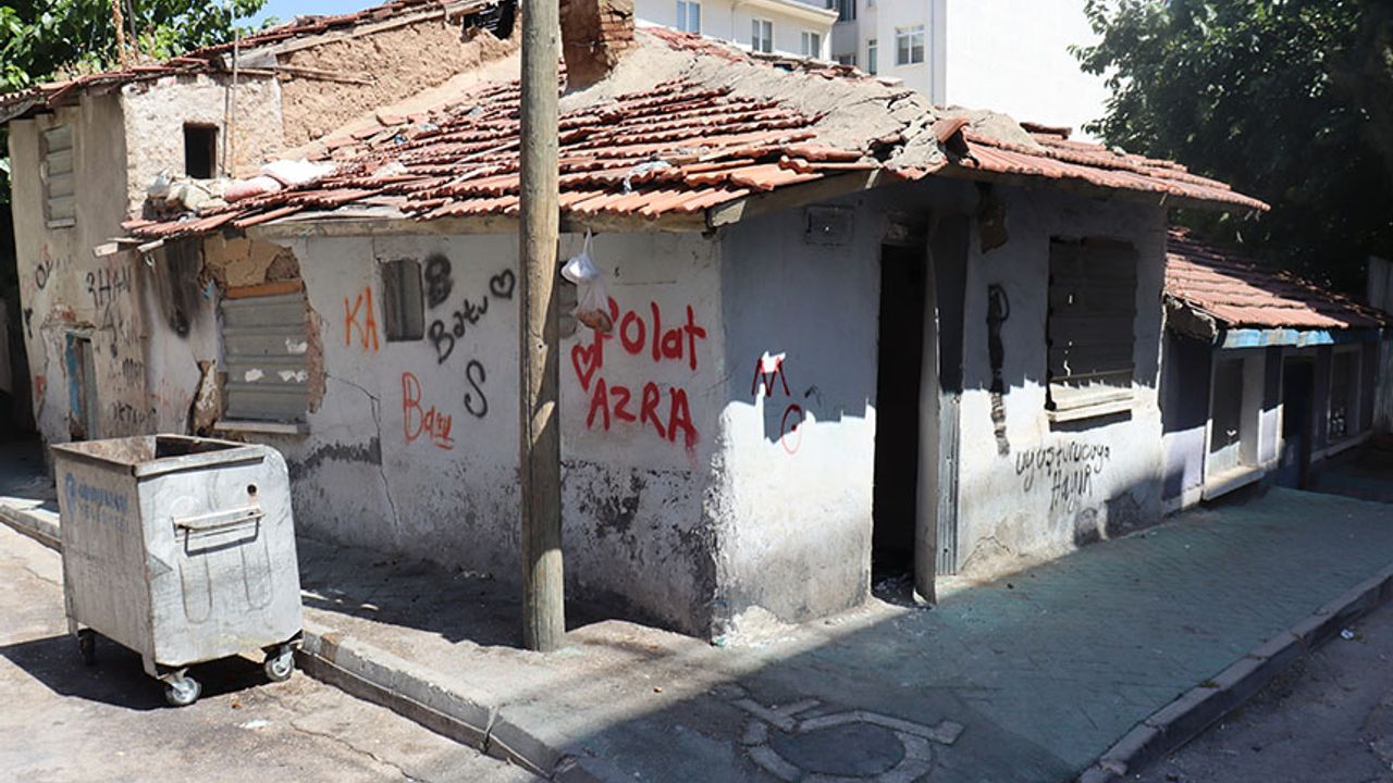 Eskişehir'deki virane ev mahalleliyi tedirgin ediyor