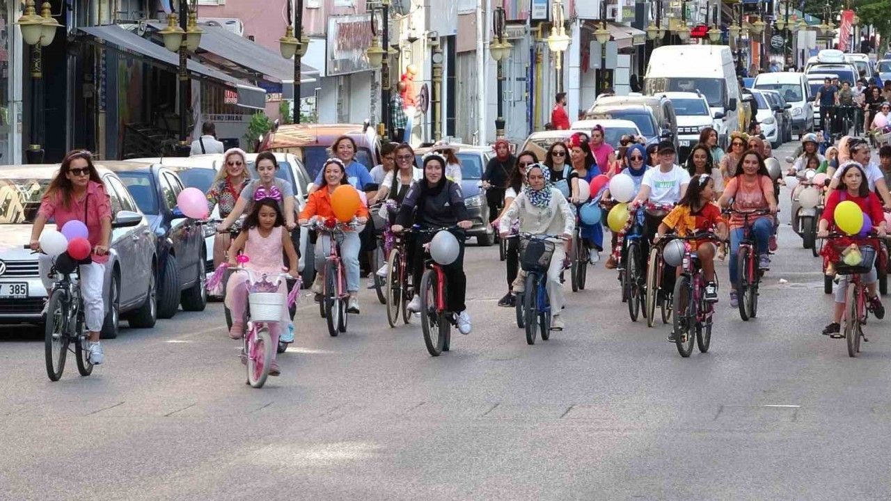 Süslü Kadınlar Bisiklet Turu'nda renkli görüntüler