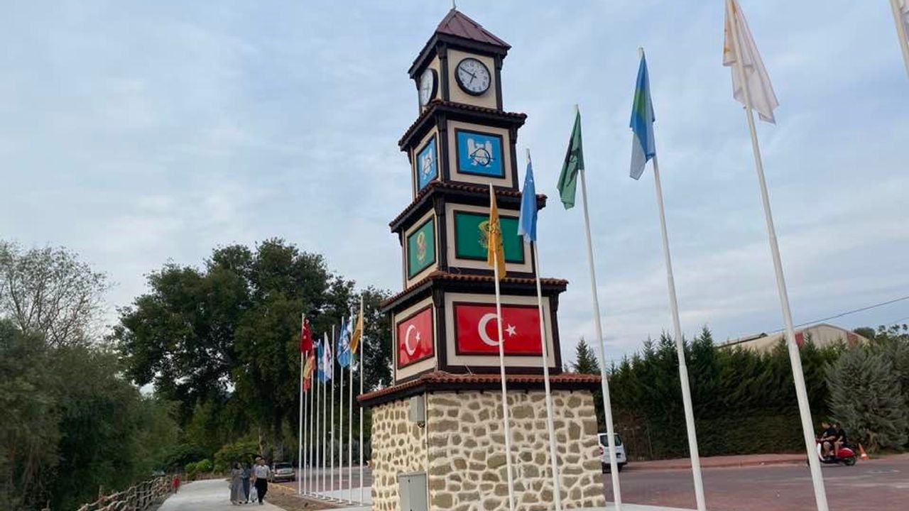 Türk Hakimiyeti Anıtı’nda 1075 yılından bu yana kesintisiz ayakta duran 3 devletin bayrakları yer alıyor