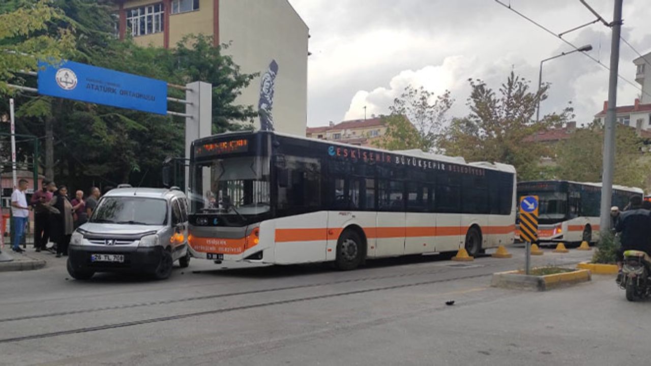 Eskişehir'de belediye otobüsüyle çarpıştı: Ucuz atlattılar