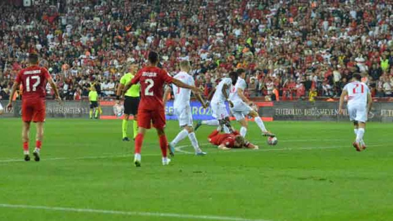 Eskişehir'deki milli maçın ilk yarısı golsüz eşitlikle sona erdi