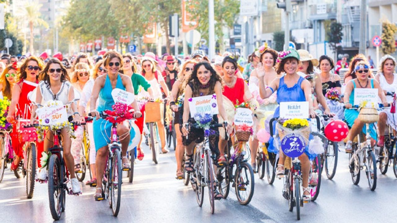 Bisikletli Süslü Kadınlar alanlara iniyor