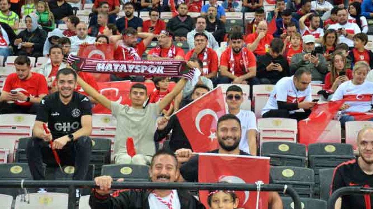 Eskişehir'deki büyük maç öncesi futbolseverler tribünlerdeki yerini aldı