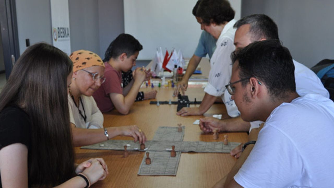 Eskişehir'deki oyun depremzedelere moral veriyor