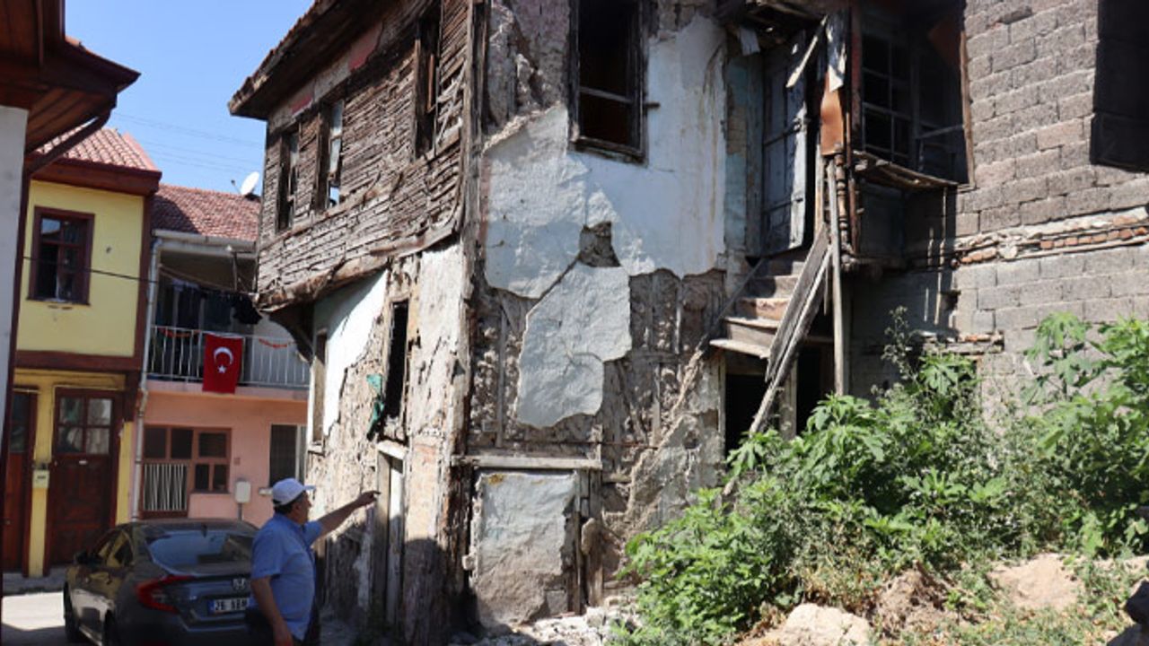Eskişehir'deki tarihi binalar her geçen gün tehlike saçıyor!