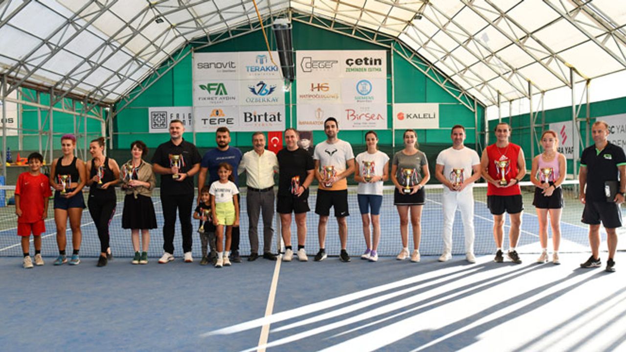 Eskişehir'de tenis turnuvasında kazananlar kupalarını aldı