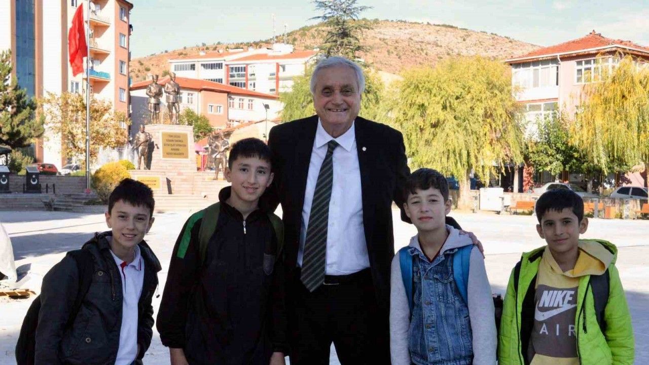 Başkan Bakkalcıoğlu çocukları sevindirdi