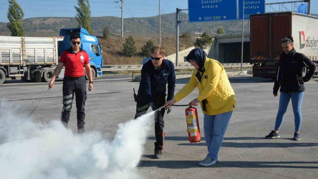 Bozüyük Belediyesi İtfaiyesi’nden işyeri  personellerine yangın eğitimi