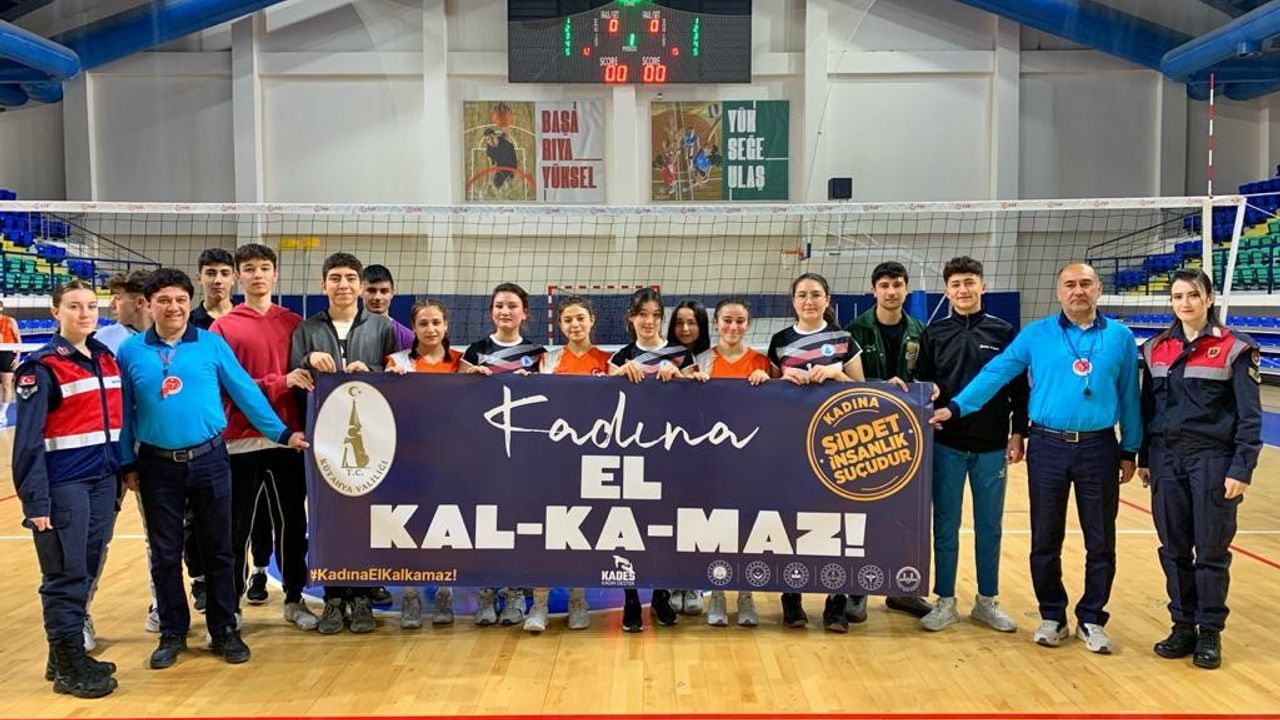 Kütahya’daki voleybol turnuvasında “Kadına el kalkmaz" pankartı açıldı