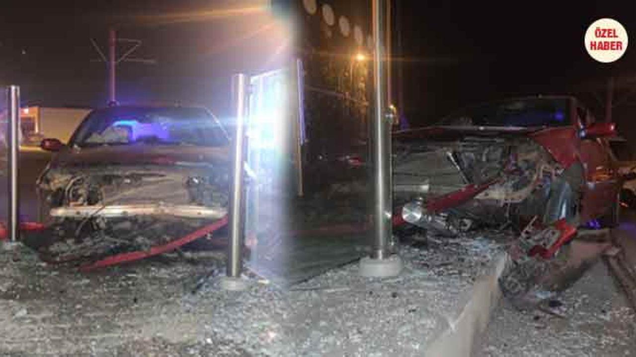 Eskişehir'de gece yarısı korkutan kaza: Tramvay durağına girdi!