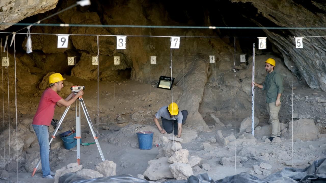 Mağara kazısında 12 bin yıllık mezar bulundu