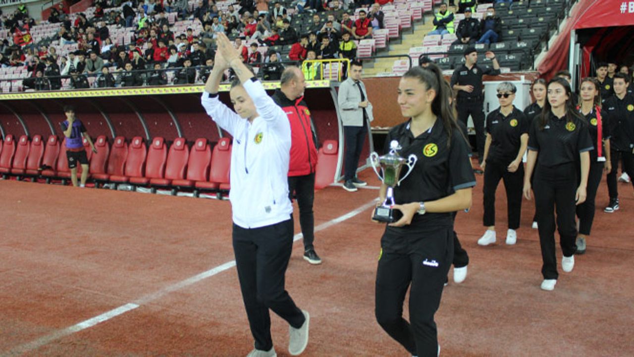 Eskişehirspor'un şampiyon kadınları taraftarı selamladı