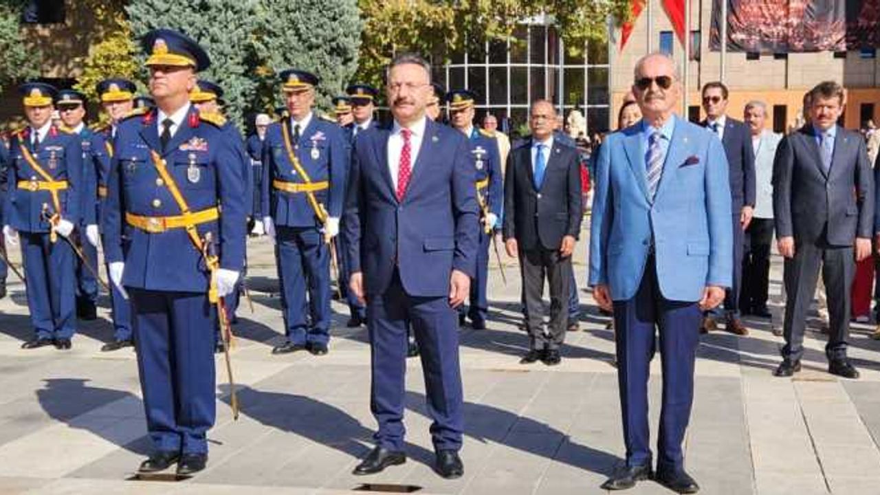 Eskişehir’de Cumhuriyet’in 100’üncü yılında çelenk sunma töreni