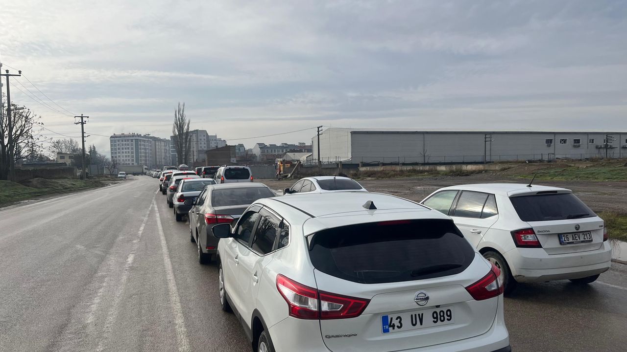 Eskişehir'de sınav trafiği: Uzun kuyruklar oluştu