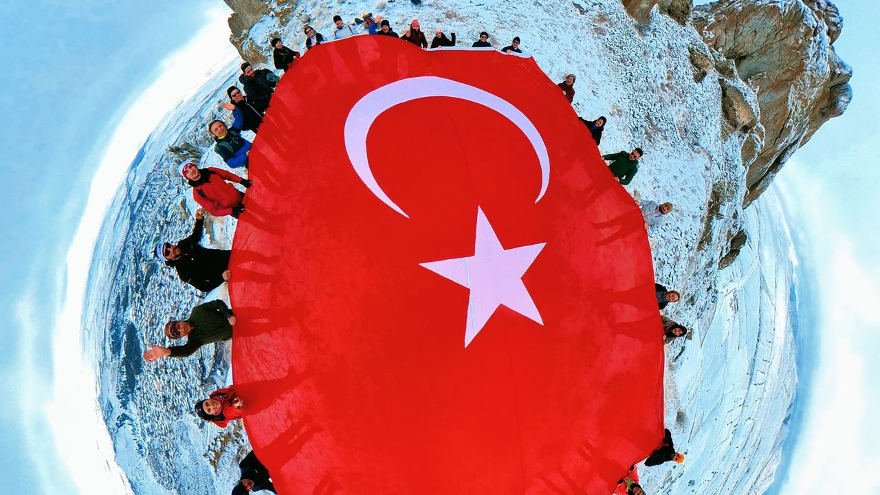 Eskişehir'de rekor kıran festivale dev Türk bayrağı!