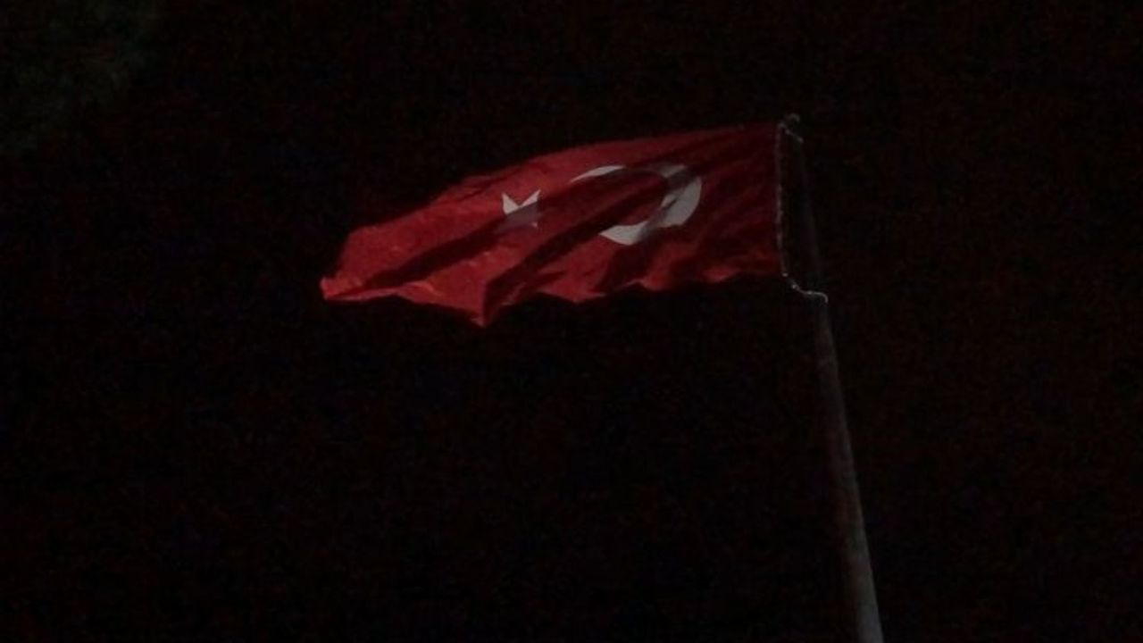 Manisa Akhisar'da dev Türk Bayrağı gönderde