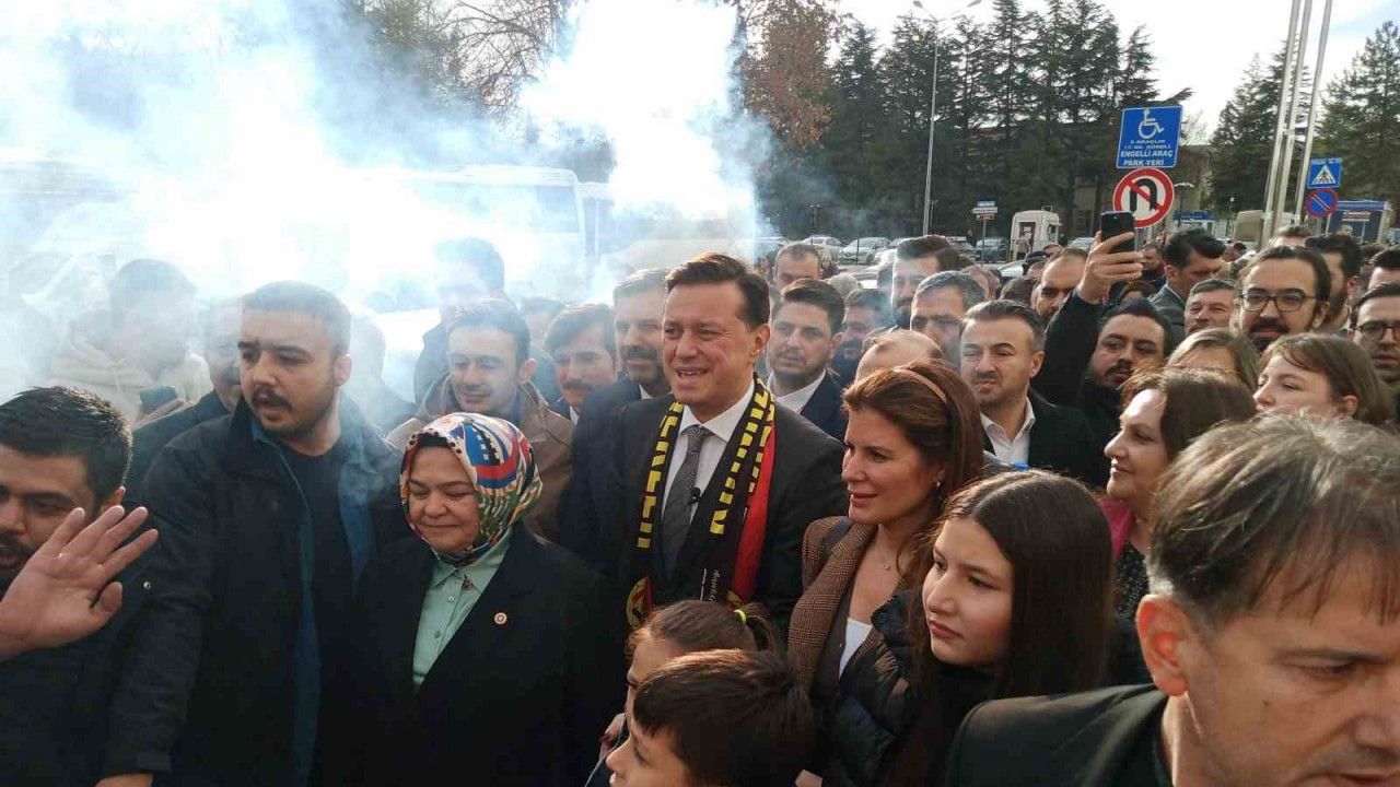Büyükşehir Belediye Başkanı adayı Hatipoğlu, Eskişehir’de coşkuyla karşılandı