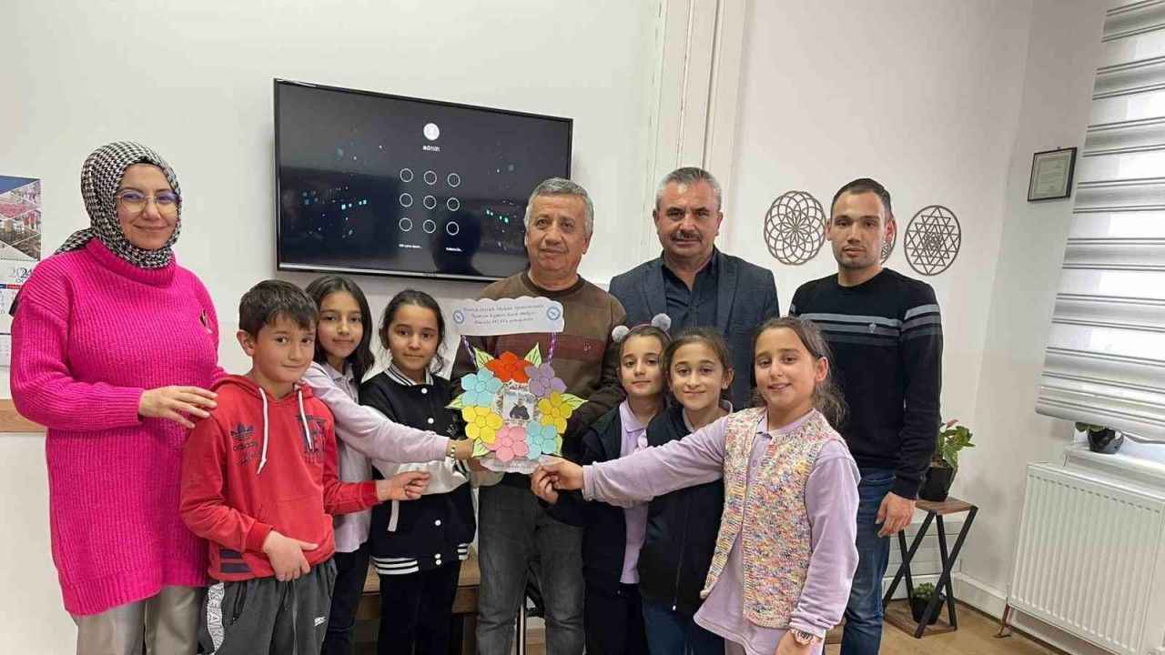 Hisarcık Atatürk İlkokulu öğrencilerinin İHA muhabirine “Gazeteciler Günü” sürprizi