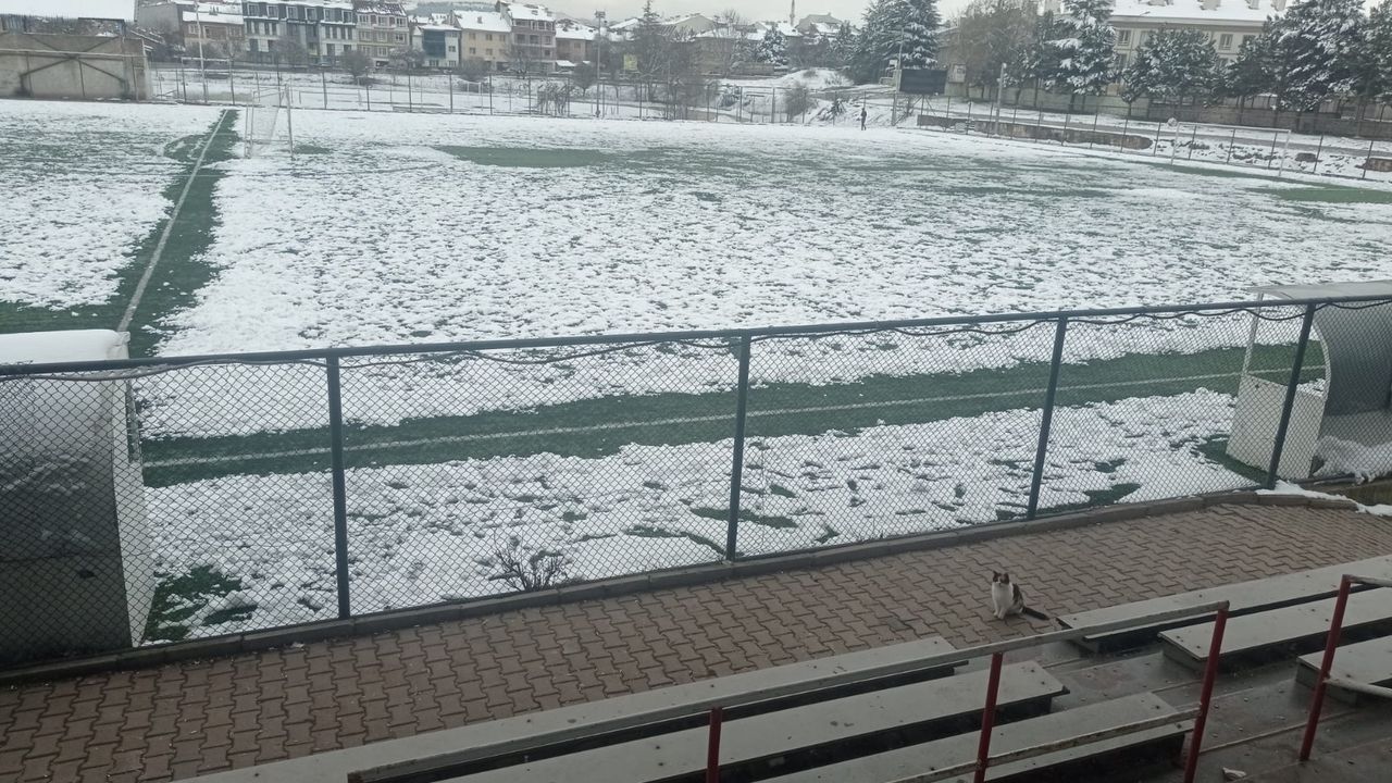 Eskişehir'de sahalar karla dolunca maçlar ertelendi!