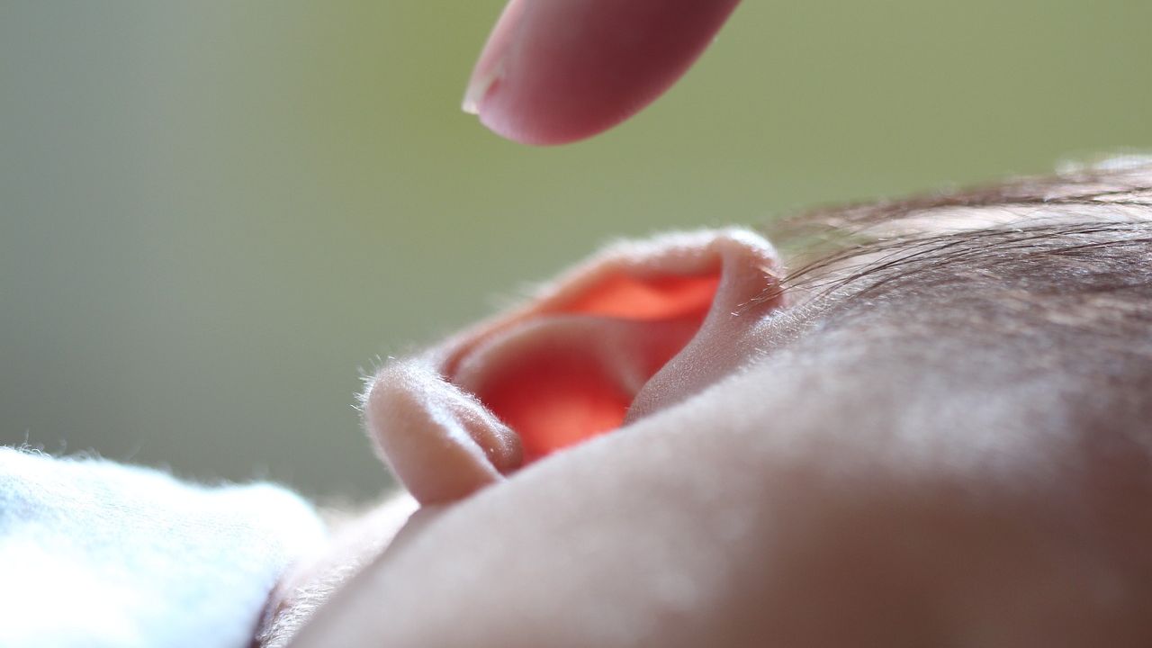 Kulak ağrısı neden olur, evde çözüm yöntemleri nelerdir?