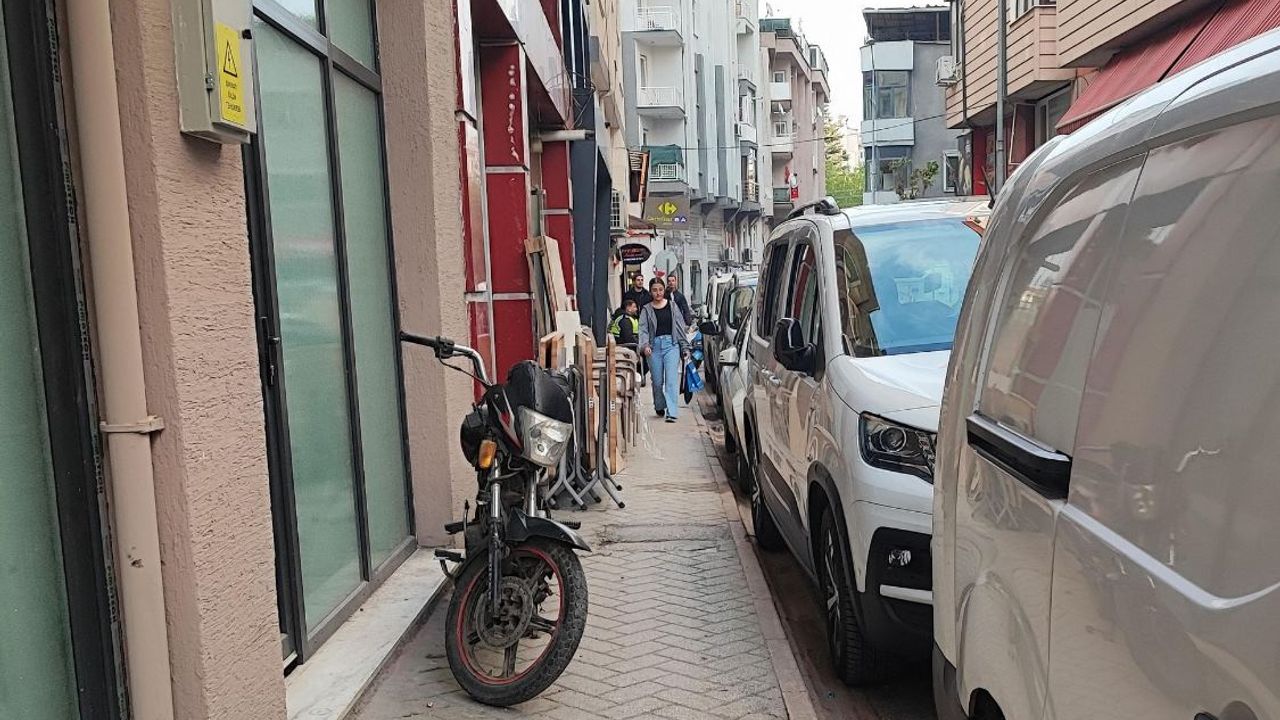 Eskişehir'de yürümenin imkansız olduğu kaldırım parkura döndü