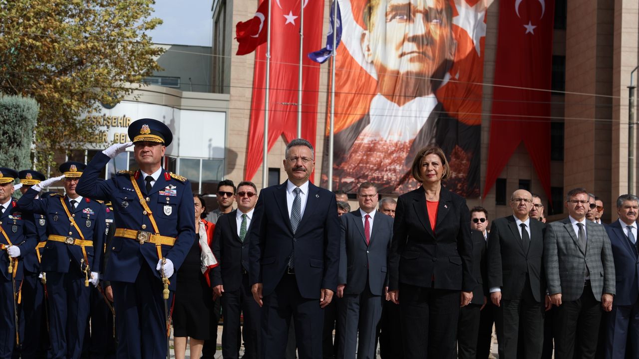 Eskişehir’de 29 Ekim coşkusu çelenk töreniyle başladı