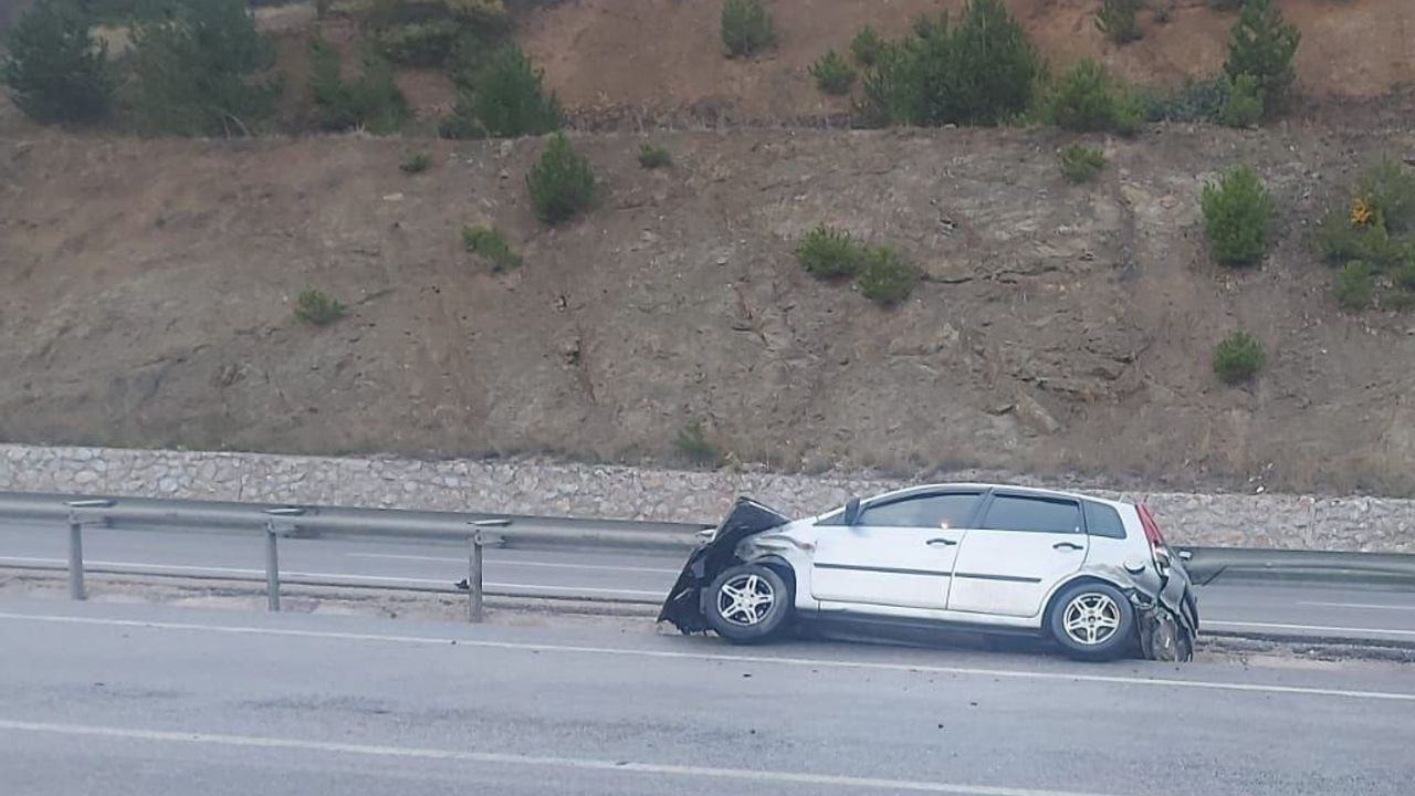 Bariyerlere çarpan araç refüje girdi!