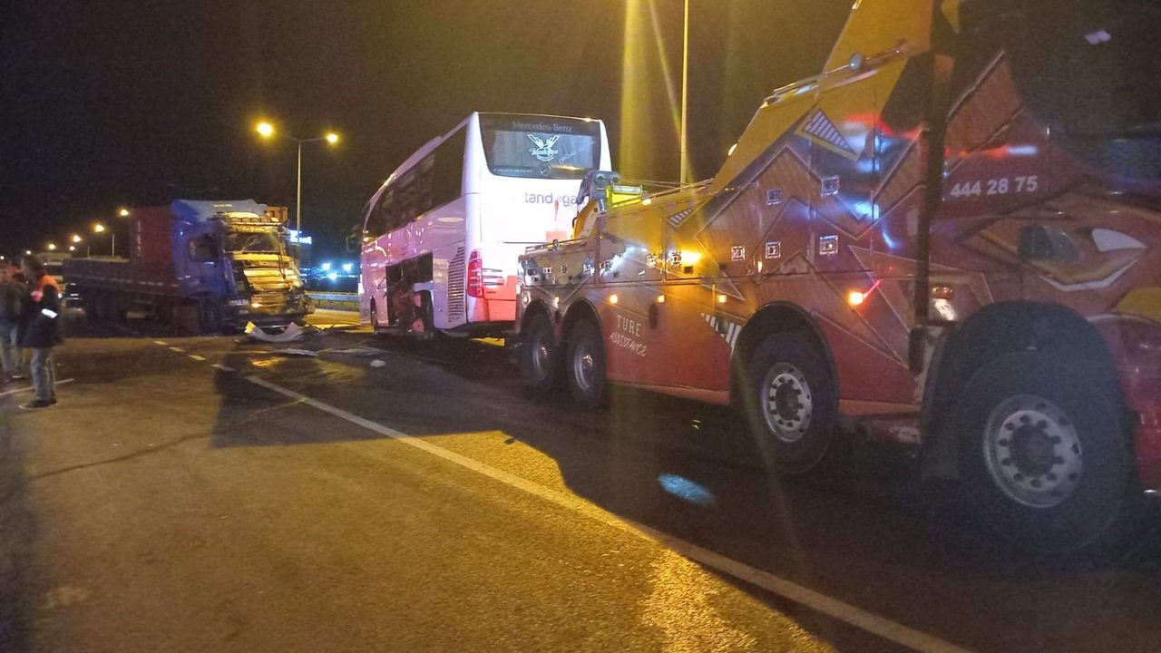 Eskişehir yolunda yolcu otobüsü ve tır çarpıştı