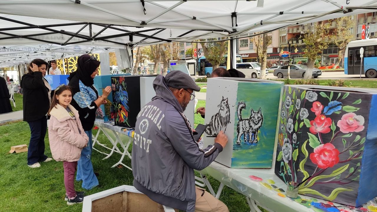 Kütahya’da gençlerden saksılara sanat dokunuşu