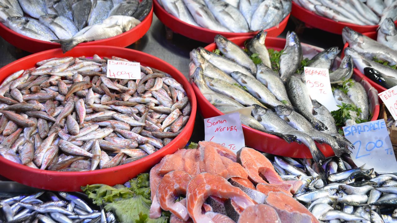 Yasak kalktı, tezgahlar taze balıklarla doldu