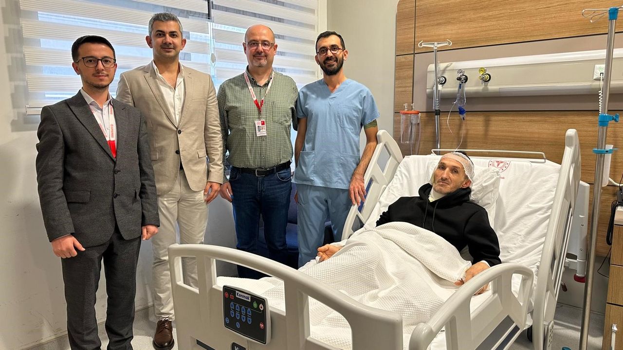 İş kazasında kopmak üzere olan kulağı operasyonla kurtarıldı