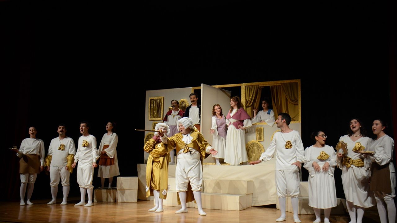 "Kibarlık Budalası" Eskişehir'de tiyatroseverlerle buluştu