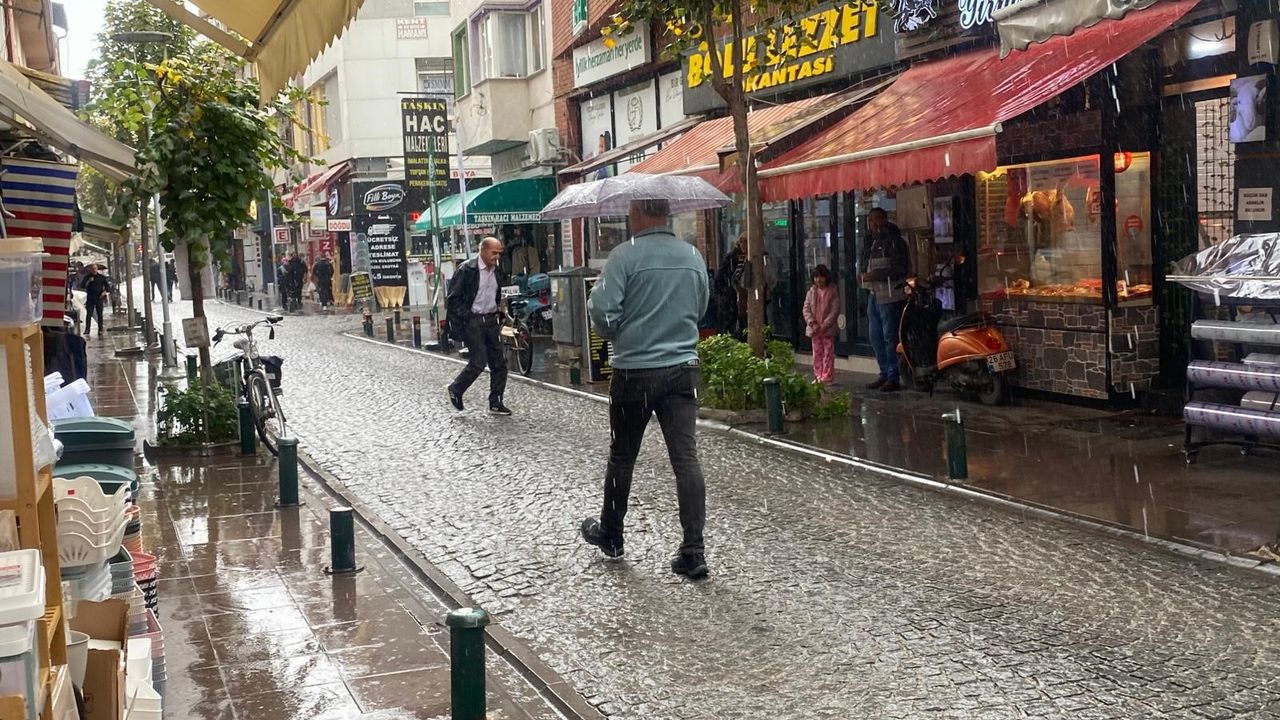 Meteoroloji'den uyarı gelmişti: Eskişehir'i sağanak vurdu!