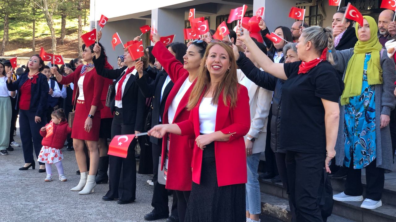 Eskişehir'de öğretmenlerden 29 Ekim'e özel mini konser