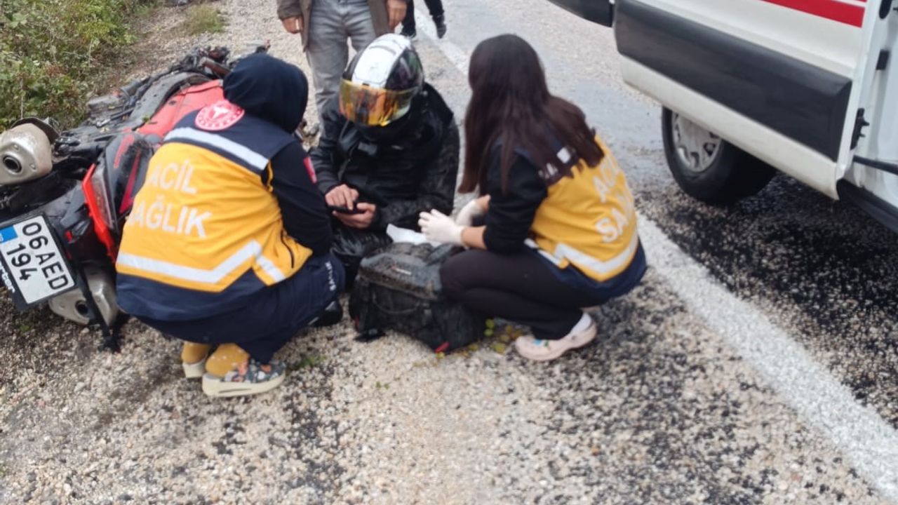 Kontrolden çıkan motosiklet devrildi