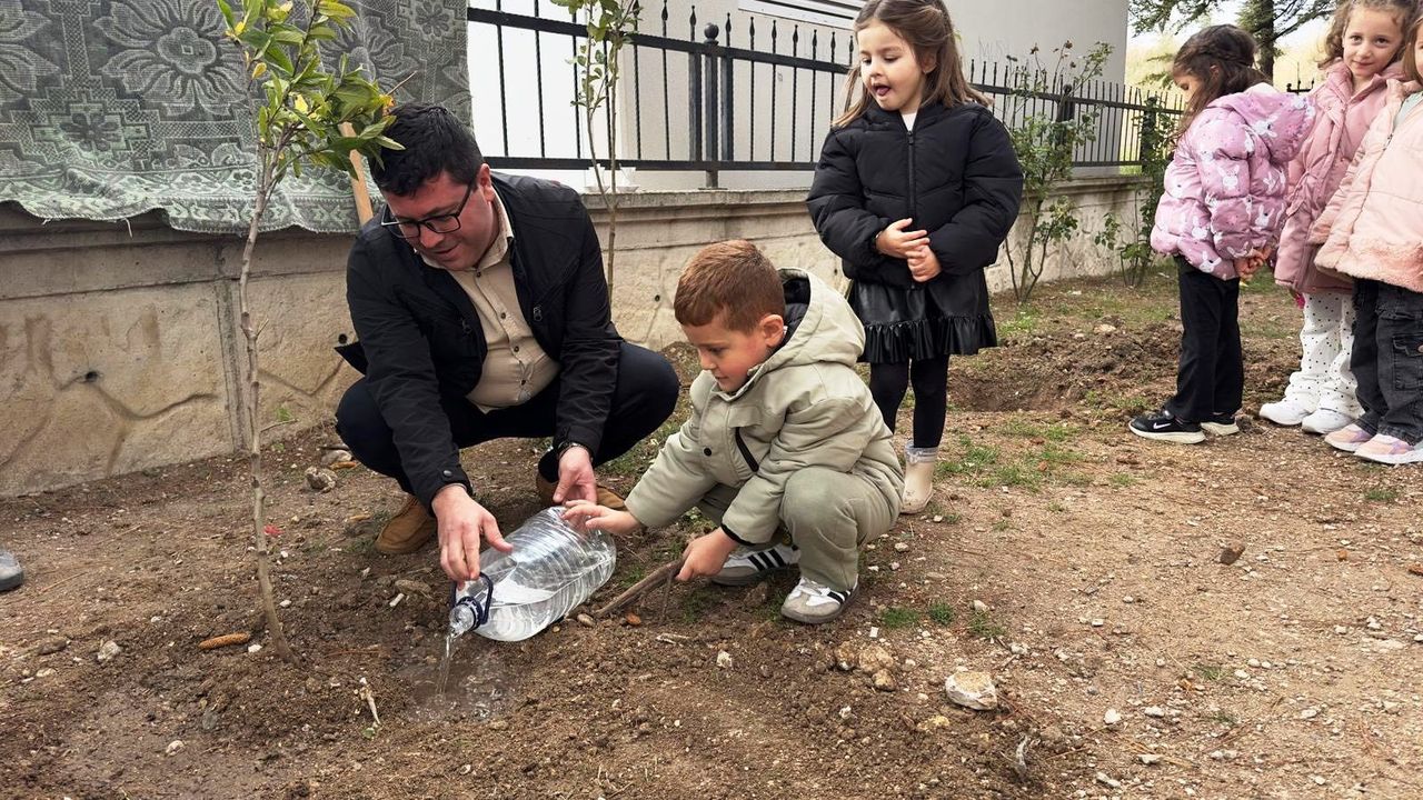 Minik öğrencilere fidan dikimi öğretildi