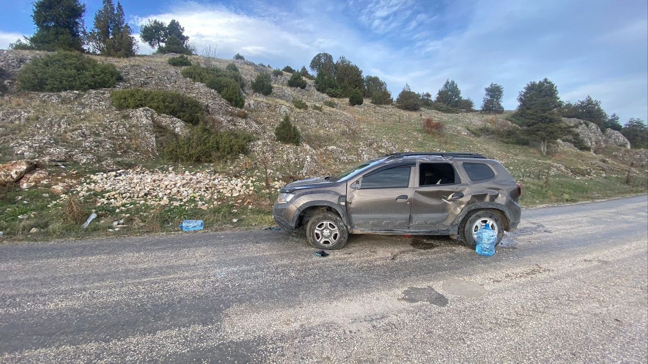 Bilecik yolunda araç takla attı!