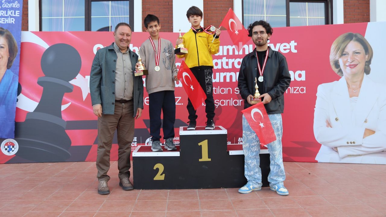 Eskişehir’de Cumhuriyet Satranç Turnuvası ödüllerle taçlandı