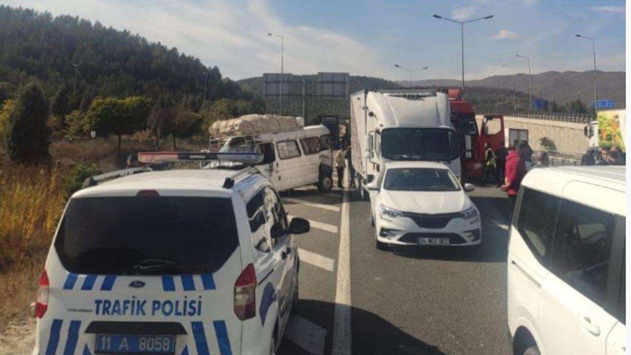 Bozüyük’te zincirleme trafik kazası: 3 yaralı!