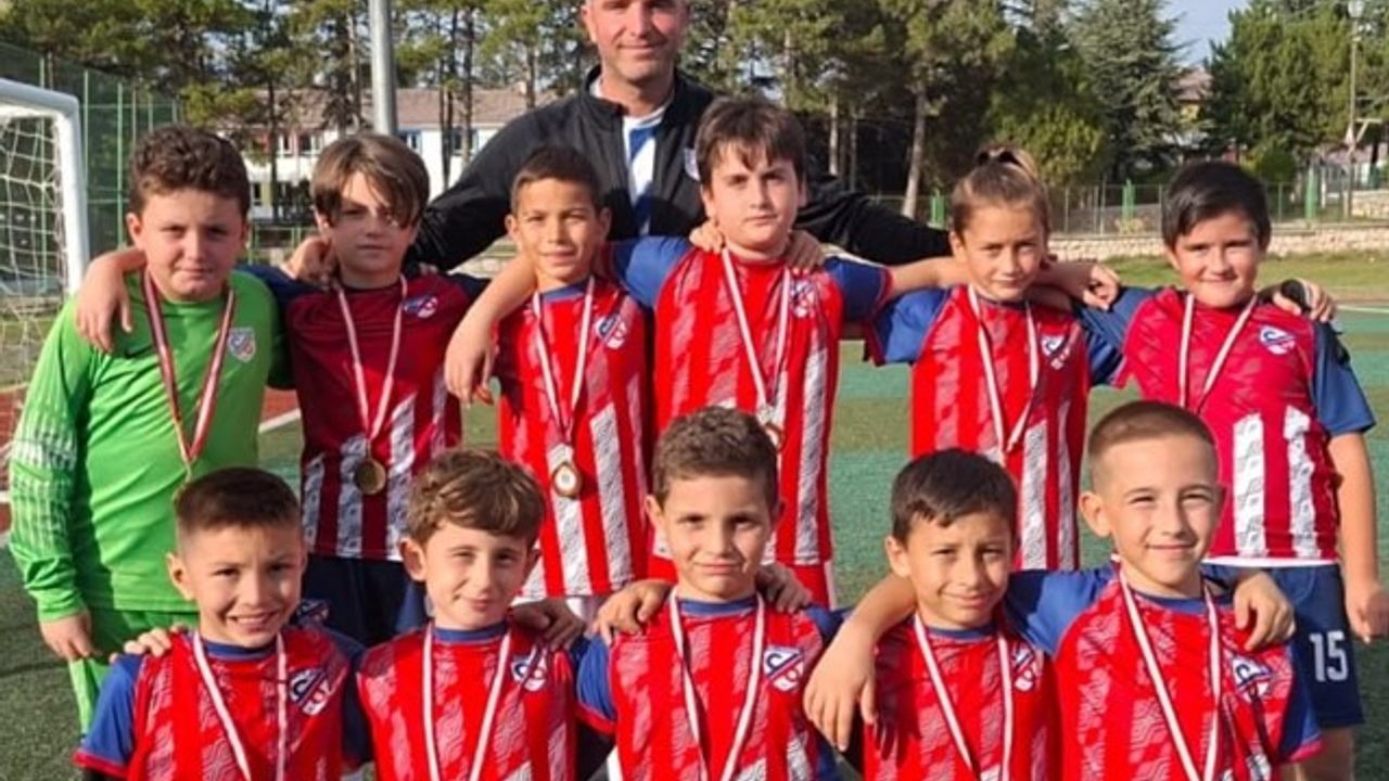 Çelikorduspor 2 kupayı müzesine götürdü