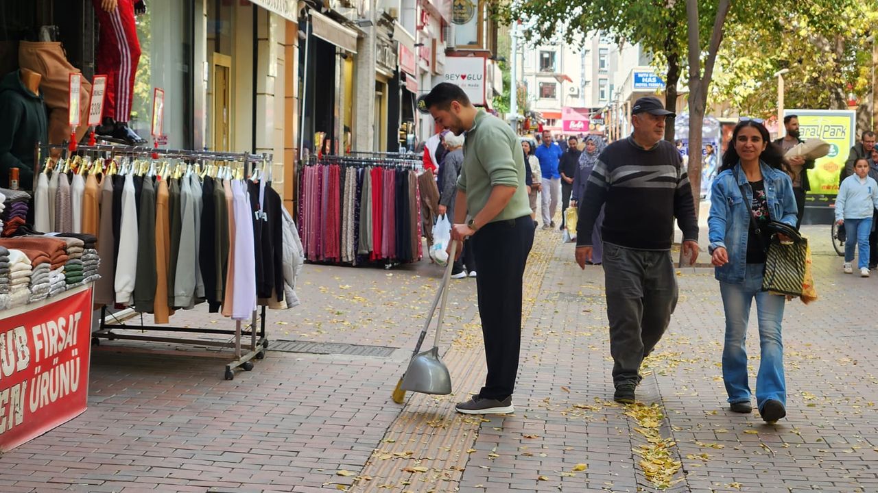 Sonbahar Eskişehir’i sarıya boyadı: Esnaf yaprak mesaisinde