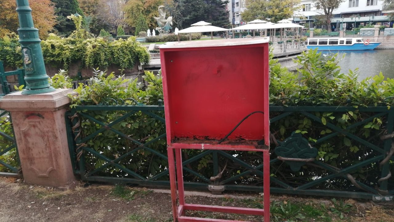 Eskişehir'de vandallar rahat durmuyor, can simitlerini söküp götürdüler!