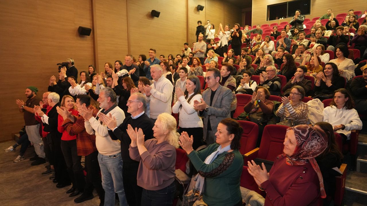 Eskişehir Şehir Tiyatroları “Aşk Listesi” ile sezonu açtı