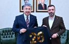 Vali Yılmaz’a forma hediye etti