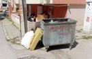 Atıklar konteyner yanına yığıldı
