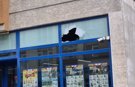 Eskişehir'de kaldırıma çıkan araç markete girdi!